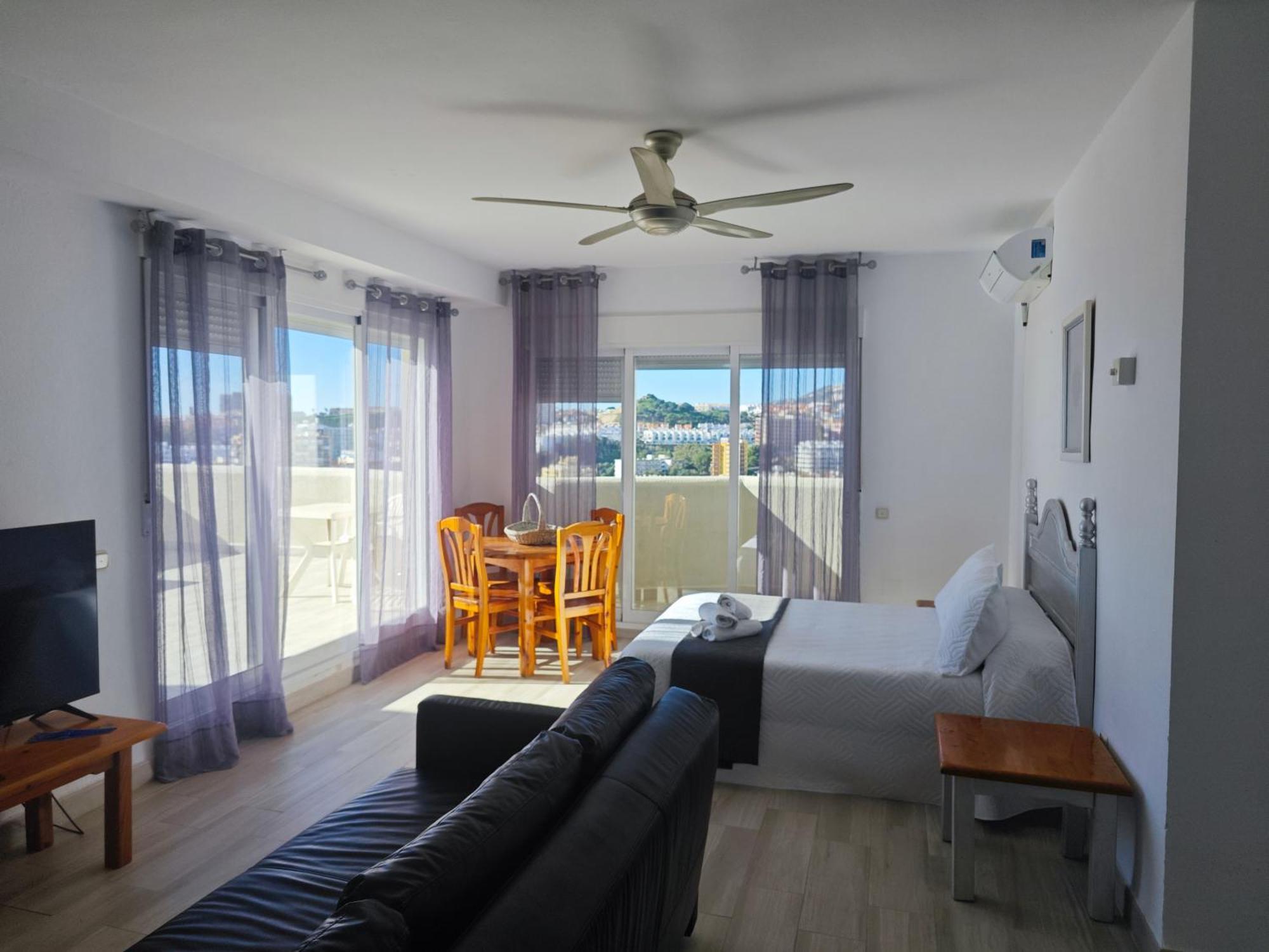 El Estudio De La Playa Benalbeach Vistas Al Mar Benalmadena Exterior photo